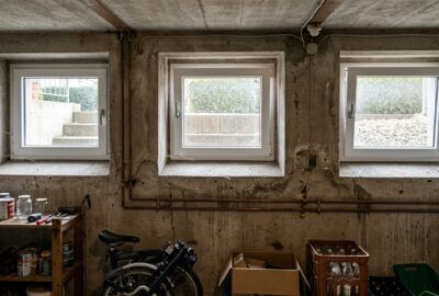 Kellerfenster kaufen – weiße PVC-Fenster im Keller mit Tageslicht von innen