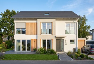 Kunststofffenster Vorteile – moderne Hausfassade mit weißen PVC-Fenstern